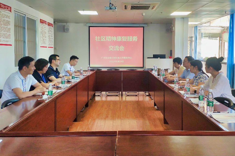 图1 林东耳书记与李洁教授深入交谈.jpg