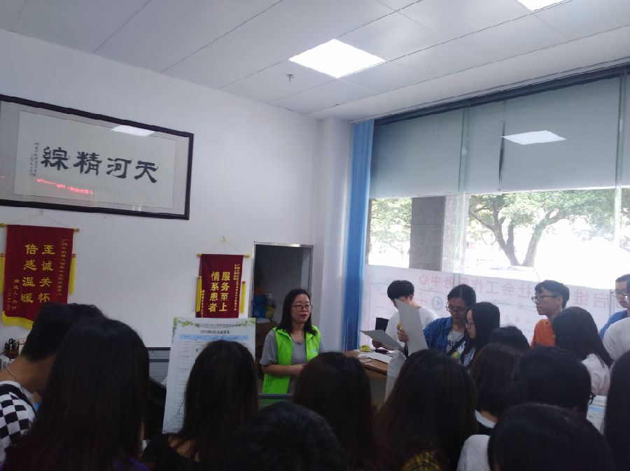 同学们参观社工办公室.jpg